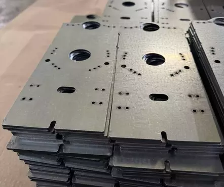 Партия монтажных пластин для электромагнита из оцинкованной стали zn140